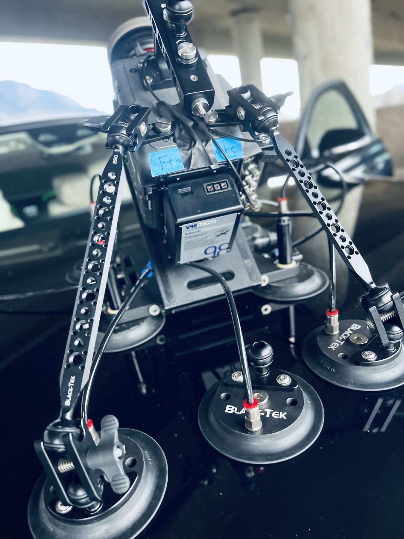 Car-Rig mit Saugnapfhalterung