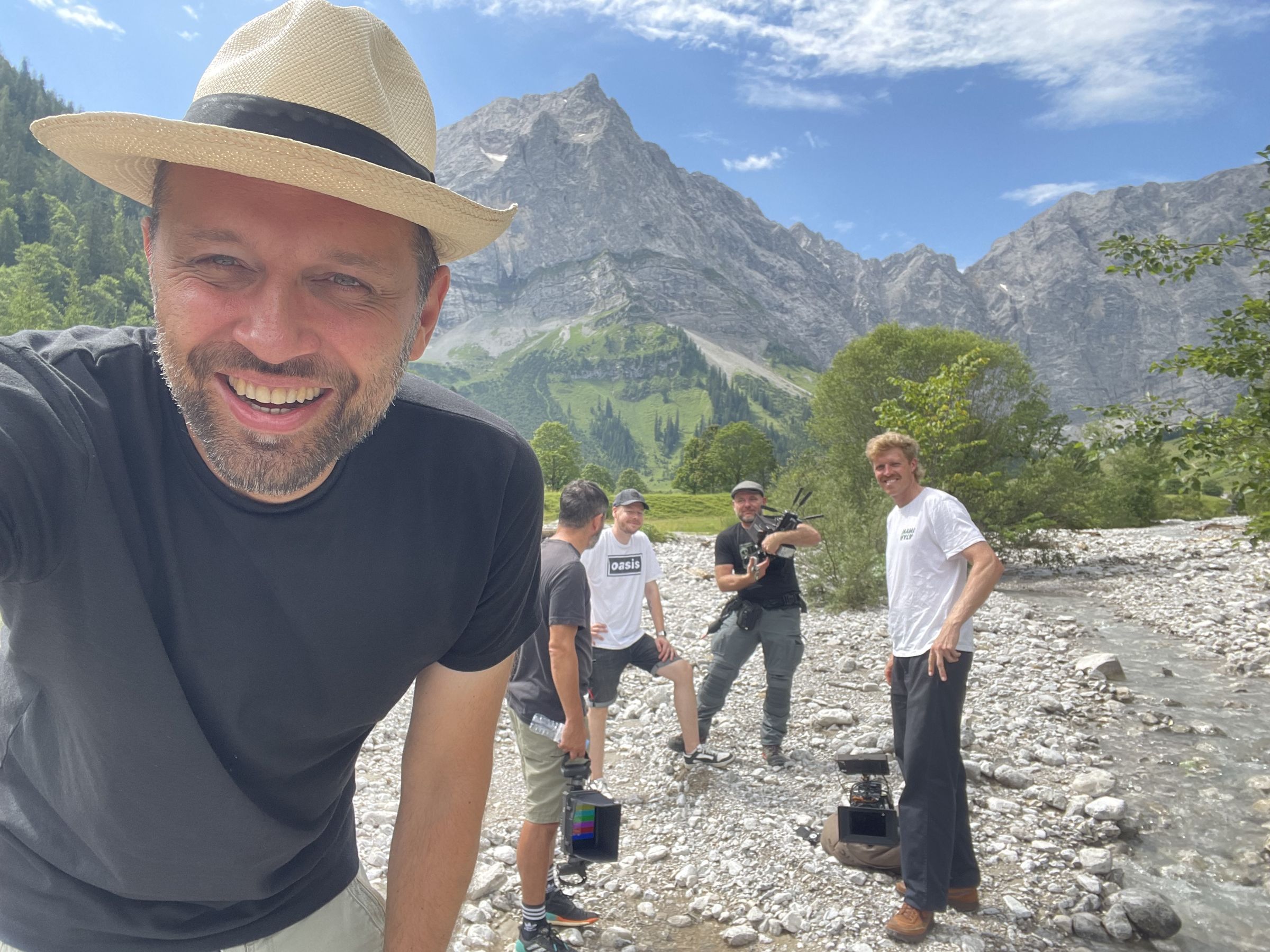 Crew beim Dreh in den Alpen