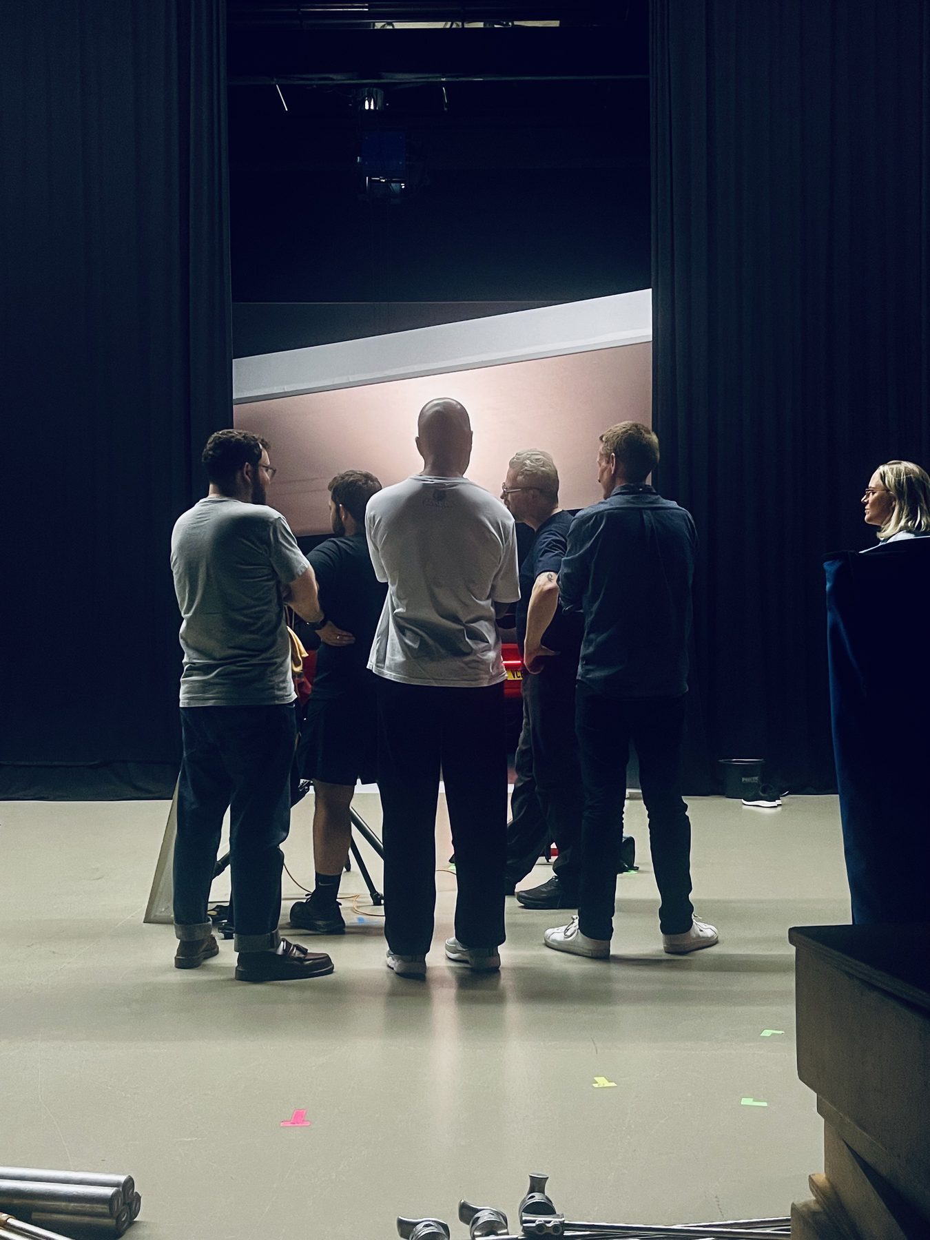 Crew bespricht ein Automotive-Setup im Studio