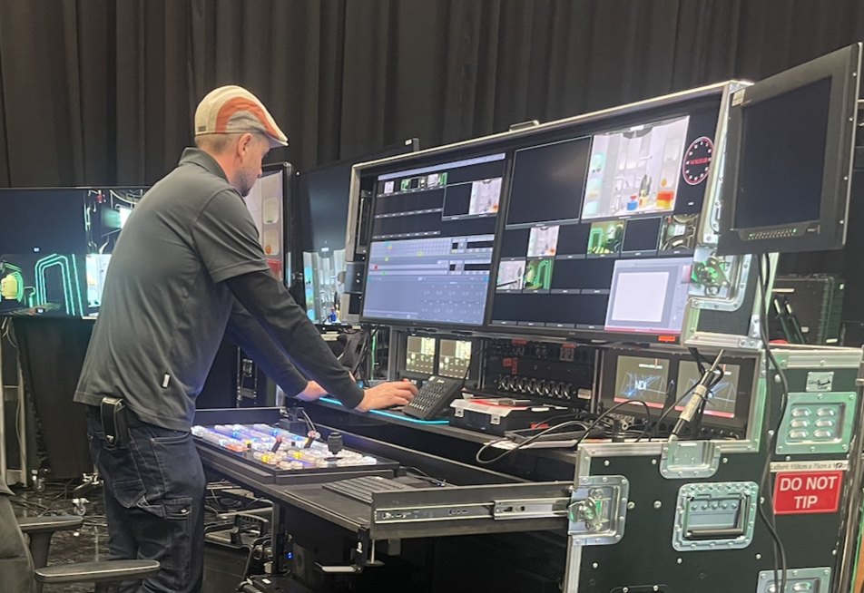 Regie am Bildmischer während einer Live-Produktion