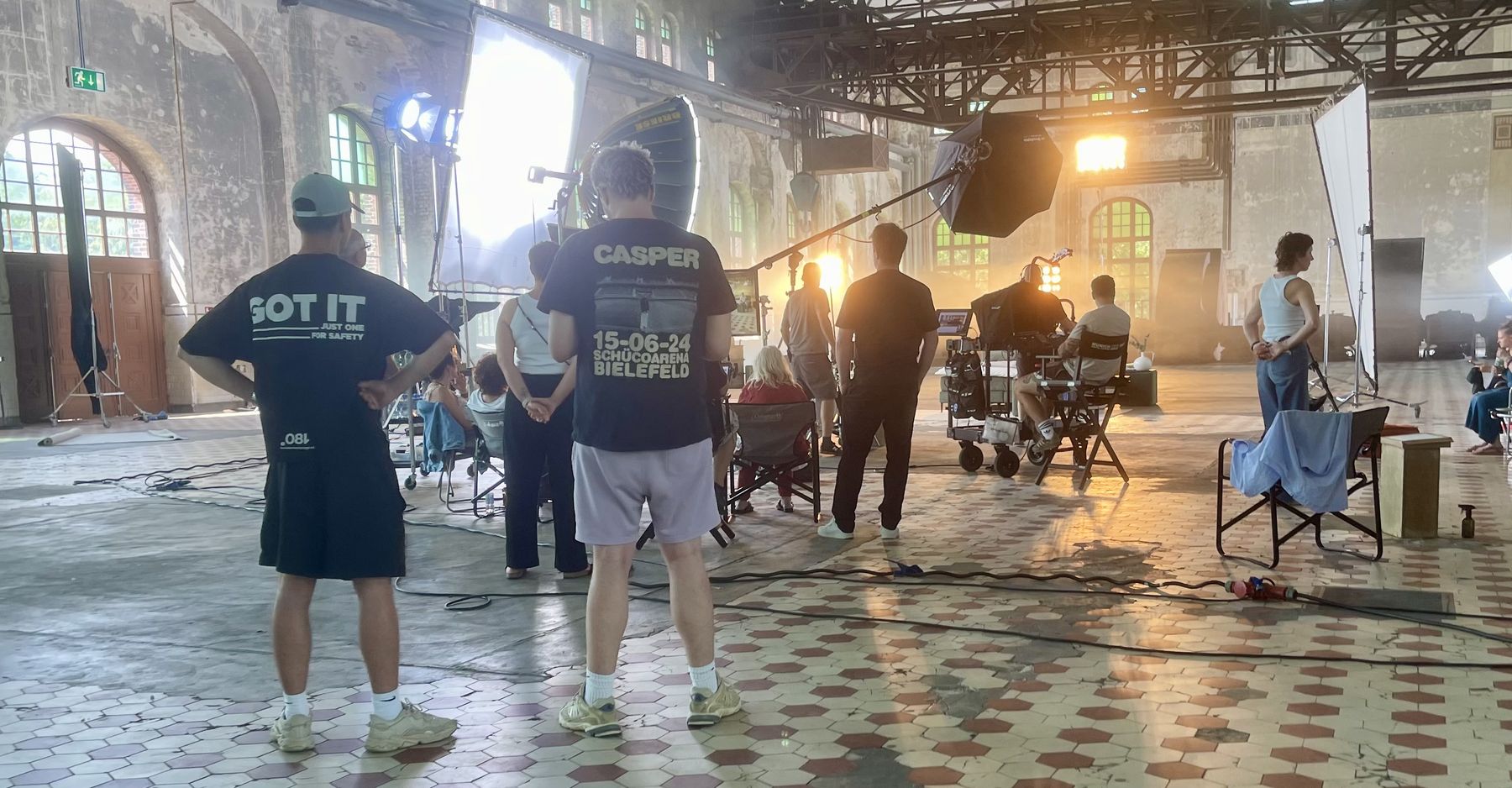 Crew bei der Arbeit in einer Studio-Location